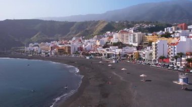 Santa Cruz de la Palma 'nın renkli evleri ve güneşli kış günlerinde siyah kumsalları olan başkenti La Palma adasının havası.