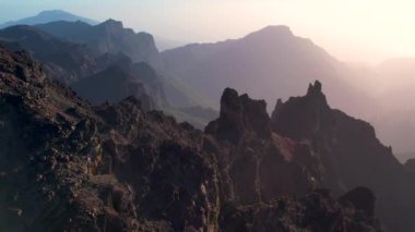 La Palma Adası Kanaryası 'ndaki Parque Nacional de la Caldera de Taburiente' deki engebeli volkanik dağ tepelerinin üzerinde muhteşem bir hava batışı.