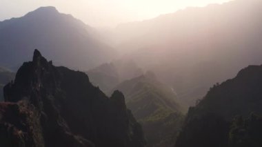 La Palma Adası Kanaryası 'ndaki Parque Nacional de la Caldera de Taburiente' deki engebeli volkanik dağ tepelerinin üzerinde muhteşem bir hava batışı.