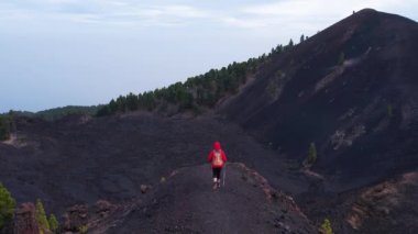 La Palma Adası Kanarya Adaları 'ndaki Ulusal Park Cumbre Vieja' nın volkanik manzarasını görmek için bir patika boyunca yürüyen turist kadın havası.