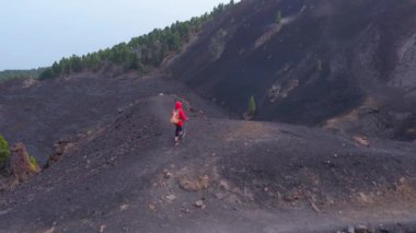 La Palma Adası Kanarya Adaları 'ndaki Ulusal Park Cumbre Vieja' nın volkanik manzarasını görmek için bir patika boyunca yürüyen turist kadın havası.