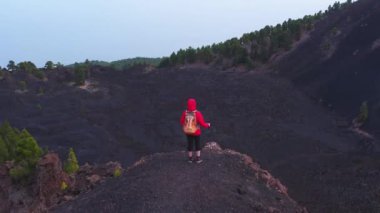 La Palma Adası Kanarya Adaları 'ndaki Ulusal Park Cumbre Vieja' nın volkanik manzarasını görmek için bir patika boyunca yürüyen turist kadın havası.
