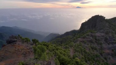 Güneşin doğuşu taze volkanik lav dağları okyanus ve La Palma Adası Kanarya Adaları 'ndaki Parque Nacional de la Caldera de Taburiente manzarası.