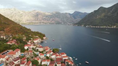 Karadağ 'ın ünlü Kotor Koyu' ndaki tarihi Perast kasabasının mavi gökyüzü ve yaz aylarında bulutlarla dolu güneşli güzel bir günü. Karadağ 'ın Kotor Körfezi' ndeki tarihi Perast kenti yazın.