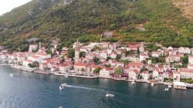 Karadağ 'ın Perast kentindeki kasaba limanı ve St. Nicholas Kilisesi