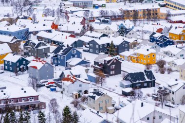 Kışın Norveç 'in Trom kasabası. Renkli evleri ve limanı olan karlı kutup kenti