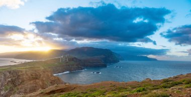 Ponta de Sao Lourenco Madeira Portekiz 'de gün batımı. Yeşil manzara, uçurumlar ve Atlantik Okyanusu manzaralı bir dağ manzarası. Seyahat arkaplanı