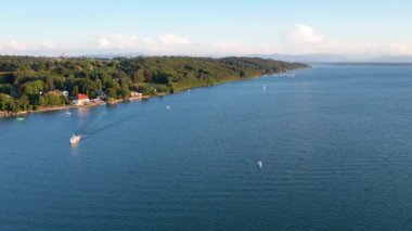 Starnberg 'deki yatın hava aracı görüntüsü Bavyera Gölü, Almanya. Sahili, kafesi ve ormanı olan dinlenme ve dinlenme alanı.