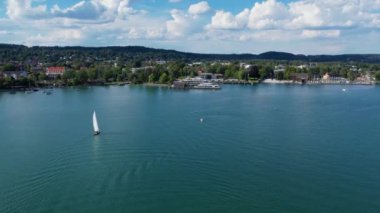 Starnberg 'deki yatın hava aracı görüntüsü Bavyera Gölü, Almanya. Sahili, kafesi ve ormanı olan dinlenme ve dinlenme alanı.