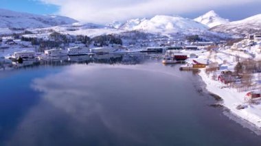 Kuzey Norveç, Tromso limanındaki balıkçı teknesinin insansız hava aracı görüntüsü. Güneşli kış günü