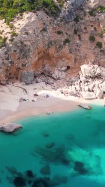 Kosta Smeralda, Sardegna 'nın Orosei Körfezi' ndeki Cala Goloritze 'de hava aracı görüntüsü. Sıcak turkuaz deniz, küçük plaj ve Sardunya adasında yeşil dağları olan tekneler..
