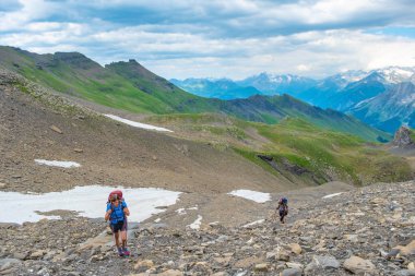 İsviçre Alplerinde yürüyüş yapan iki sporcu kadın. Sağlıklı yaşam tarzı, spor, doğadaki güzellik. Grindelwald Vadisi, Swizz