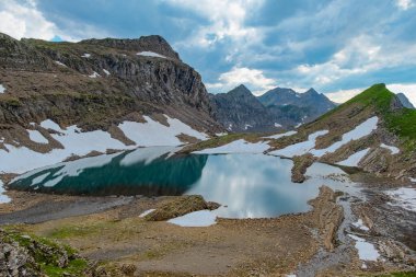 İsviçre Alp Dağları 'ndaki dağlık arazi. İskoçya 'da küçük bir göl. Alpine Valley Grindelwald 'da. Jungfrau bölgesi, İsviçre.