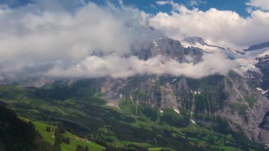 Sinema insansız hava aracı kar dağı üzerinde uçuyor ve İsviçre 'nin Bernese Alpleri' ndeki Grindelwald Vadisi 'nin yeşil çayırlarında uçuyor. Seyahat ve sağlıklı yaşam tarzı