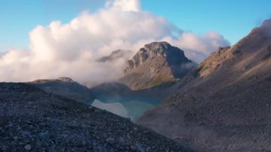 İsviçre 'nin Pizol şehrinde Five Lake yürüyüş yolunda, Turkuaz Wildseeluggen Gölü' nde gün batımı. Seyahat hedefi ve popüler patika.