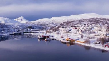Kuzey Norveç, Tromso limanındaki balıkçı teknesinin insansız hava aracı görüntüsü. Güneşli kış günü