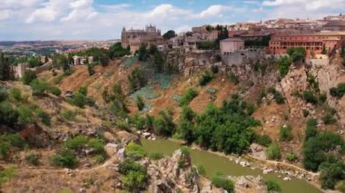 Toledo 'nun havadan görünüşü. Dar sokakları tepe, köprü ve nehir üzerinde olan tarihi ortaçağ binası. İspanya 'da turistik bir yer. Avrupa
