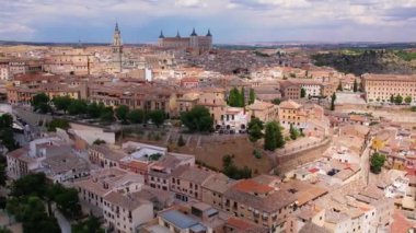 Toledo 'nun havadan görünüşü. Tepede dar sokakları olan tarihi ortaçağ binası. İspanya 'da turistik bir yer. Avrupa