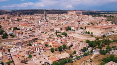 Toledo 'nun havadan görünüşü. Tepede dar sokakları olan tarihi ortaçağ binası. İspanya 'da turistik bir yer. Avrupa
