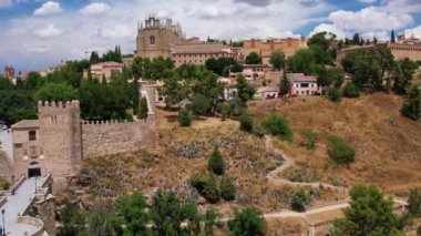 Toledo 'nun havadan görünüşü. San Juan de los Reyes ve San Martins Köprüsü 'nün tarihi ortaçağ binası. İspanya. Avrupa