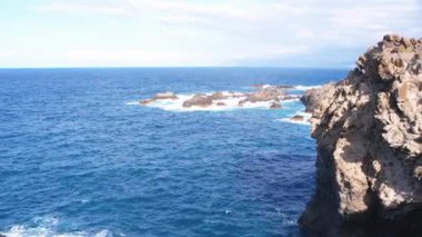 Tenerife adasındaki kayalıklara çarpan okyanus dalgalarının kuş bakışı görüntüsü. Kanarya beldesi