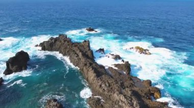 Tenerife adasındaki kayalıklara çarpan okyanus dalgalarının kuş bakışı görüntüsü. Kanarya beldesi