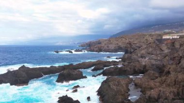 Okyanus dalgalarının hava izleme görüntüsü lav kayaları arkaplanına, Tenerife adasına, Kanarya adalarına, İspanya