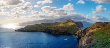 Ponta de Sao Lourenco Madeira Portekiz. Yeşil manzara, uçurumlar ve Atlantik Okyanusu manzaralı bir dağ manzarası. Aktif gün yürüyüşü, seyahat geçmişi