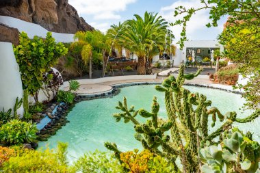 Nazaret, Lanzarote, Kanarya Adaları, İspanya - 23 Mart 2024: Lagomar Müzesi veya Casa Omar Şerif kaktüs bahçesi ve havuzlu, Cesar Manrique tarafından kaya mağaralarına inşa edilmiş
