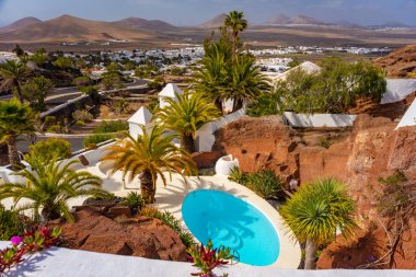 Nazaret, Lanzarote, Kanarya Adaları, İspanya - 23 Mart 2024: Lagomar Müzesi veya Casa Omar Şerif kaktüs bahçesi ve havuzlu, Cesar Manrique tarafından kaya mağaralarına inşa edilmiş