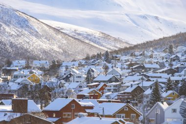 Kışın Norveç 'in Trom kasabası. Renkli evleri ve limanı olan karlı kutup kenti