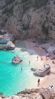 Sardegna 'nın Orosei Körfezi' ndeki Cala Baunei 'nin beyaz kumlu hava aracı görüntüsü. Sardunya adasında yeşil dağlarla çevrili ılık turkuaz deniz ve küçük plaj.