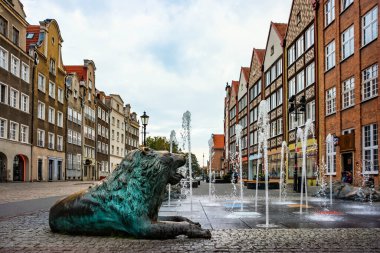 Gdansk Polonya 'da dörtte dört çeşme. Şehir merkezindeki Gdansk 'ın aslan heykelleri ve caddeleri