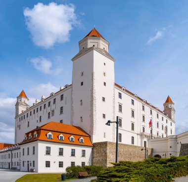 Bratislava Şatosu Grad, güneşli yaz gününde. Slovakya 'nın başkenti Bratislava' nın turistik cazibesi.