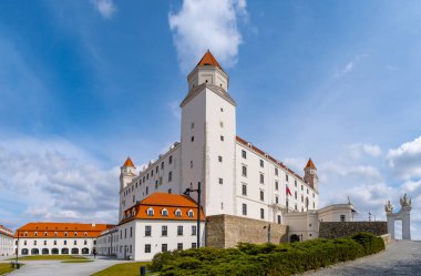 Bratislava Şatosu Grad, güneşli yaz gününde. Slovakya 'nın başkenti Bratislava' nın turistik cazibesi.