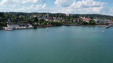 Starnberg 'in hava aracı görüntüsü. Bavyera Gölü, Almanya. Starnberg 'de plaj, kafe ve ormanla dinlenme ve dinlenme alanı.