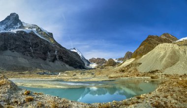 Matterhorn yakınlarındaki küçük buzul gölü İsviçre Zermatt Dağı Alpleri
