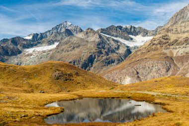 Matterhorn yakınlarındaki küçük buzul gölü İsviçre Zermatt Dağı Alpleri