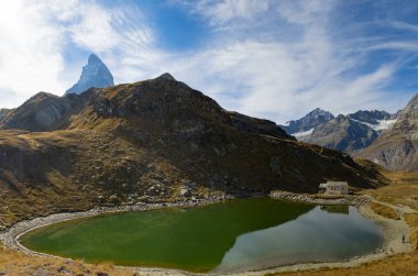Matterhorn yakınlarındaki küçük buzul gölü İsviçre Zermatt Dağı Alpleri