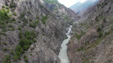 Oberaletsch ve Aletsch buzullarındaki asma köprüsü Belalp-Riederalp İsviçre 'deki iki turistin hava aracı görüntüsü.