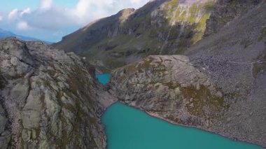 İsviçre Pizol 'de Five Lake yürüyüş yolunda Turkuaz Wildseeluggen Gölü' nde güneşli bir gün. Seyahat hedefi ve popüler patika.