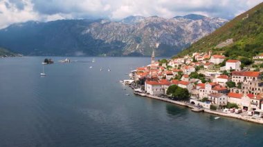 Perast Resort ve Boka Kotor Körfezi 'nin otantik mimarisinin hava aracı görüntüsü. Karadağ.