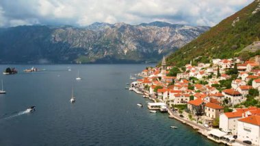 Perast Resort ve Boka Kotor Körfezi 'nin otantik mimarisinin hava aracı görüntüsü. Karadağ.