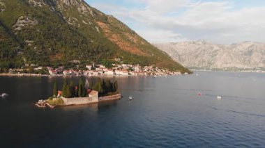 Eski bir ortaçağ kasabası Perast. Karadağ 'ın Kotor Körfezi' nde tatil köyü. Hava aracı görüntüleri..
