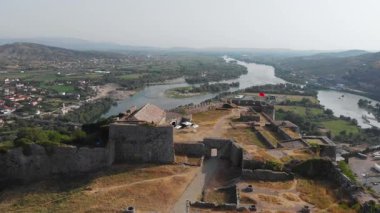 Shkoder 'deki Ortaçağ Rozafa Şatosu veya Shkoder Şatosu' nun hava panoramiği