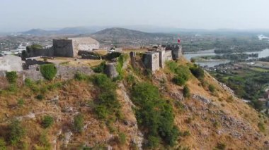 Shkoder 'deki Ortaçağ Rozafa Şatosu veya Shkoder Şatosu' nun hava panoramiği