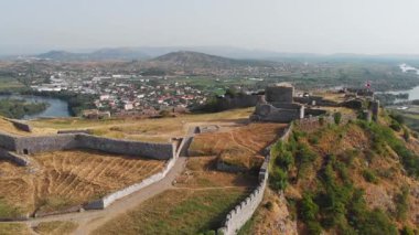 Shkoder 'deki Ortaçağ Rozafa Şatosu veya Shkoder Şatosu' nun hava panoramiği