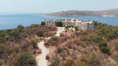 Porto Palermo 'daki Kale Üstgeçidi Arnavutluk İyon Denizi' ndeki küçük bir adada Eski Şato