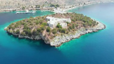 Porto Palermo 'daki Kale Üstgeçidi Arnavutluk İyon Denizi' ndeki küçük bir adada Eski Şato