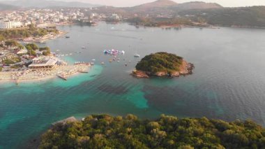 Arnavutluk 'un Ksamil sahilinin gök mavisi İyonik denizi zarif otel ve plajlarıyla süslenmiş inanılmaz yarımada